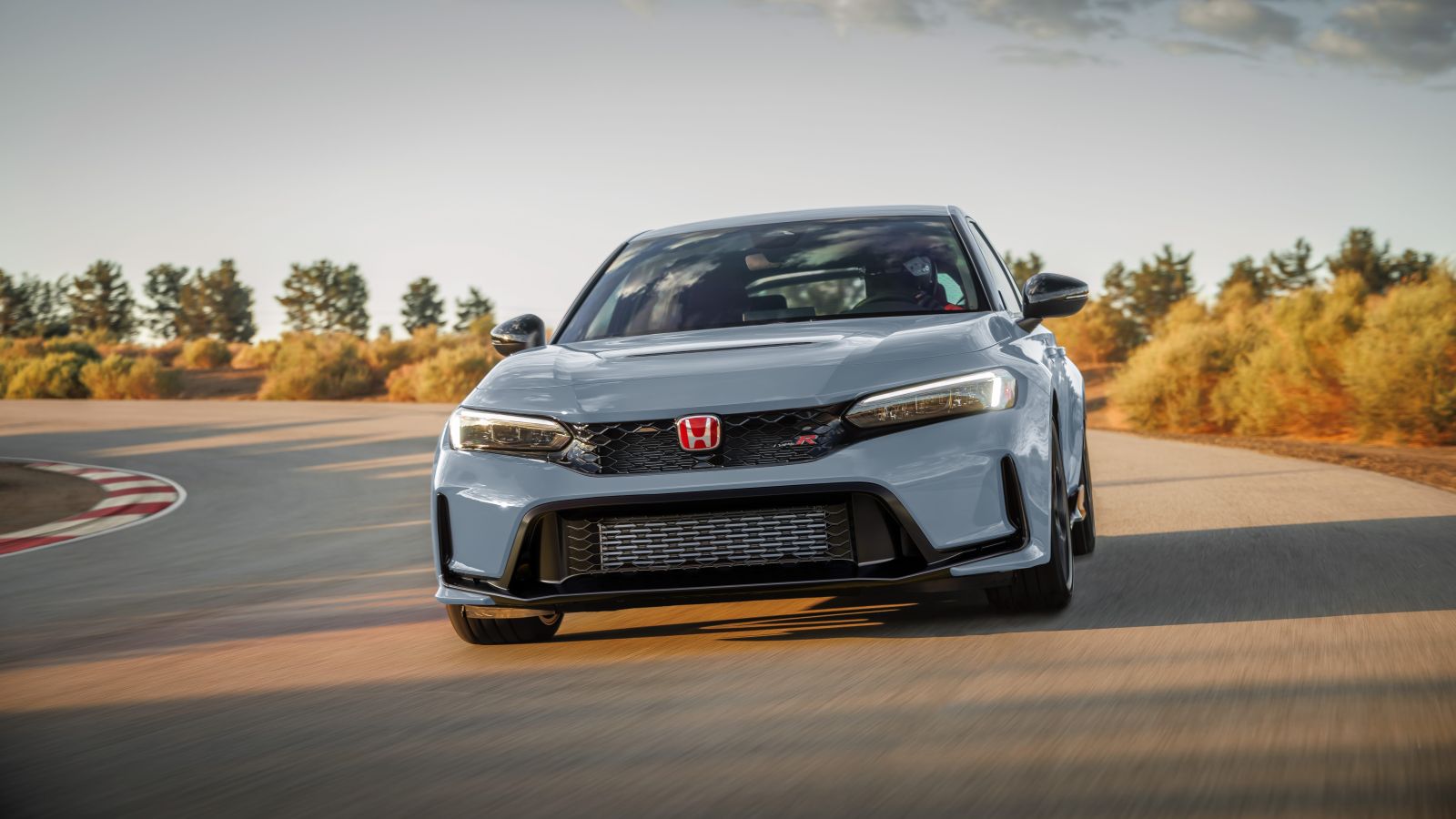 Phần thiết kế đầu xe của Honda Civic Type R 2027. Ảnh: caranddriver