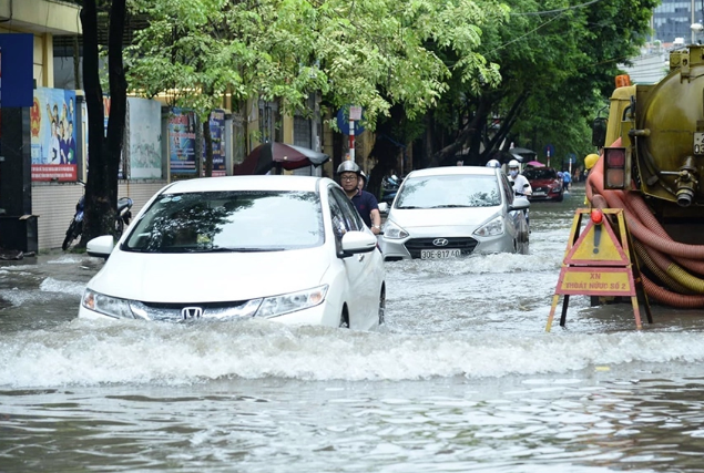Tài xế đừng vội chạy vào khu ngập nước khi chưa xác định được mực nước. Ảnh: Vietmap