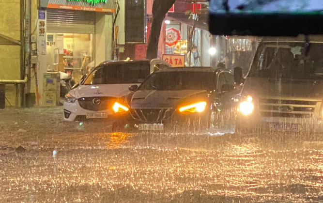 Khi di chuyển vào thời tiết mưa thì đèn xe cũng là yếu tố quan trọng. Ảnh: Tinh Tế