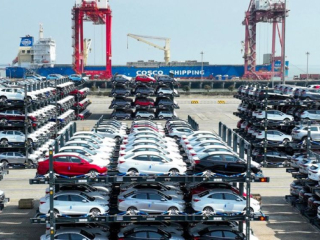 Giá xe ô tô Việt Nam cuối năm 2025 biến động mạnh: người mua cần lưu ý điều gì?