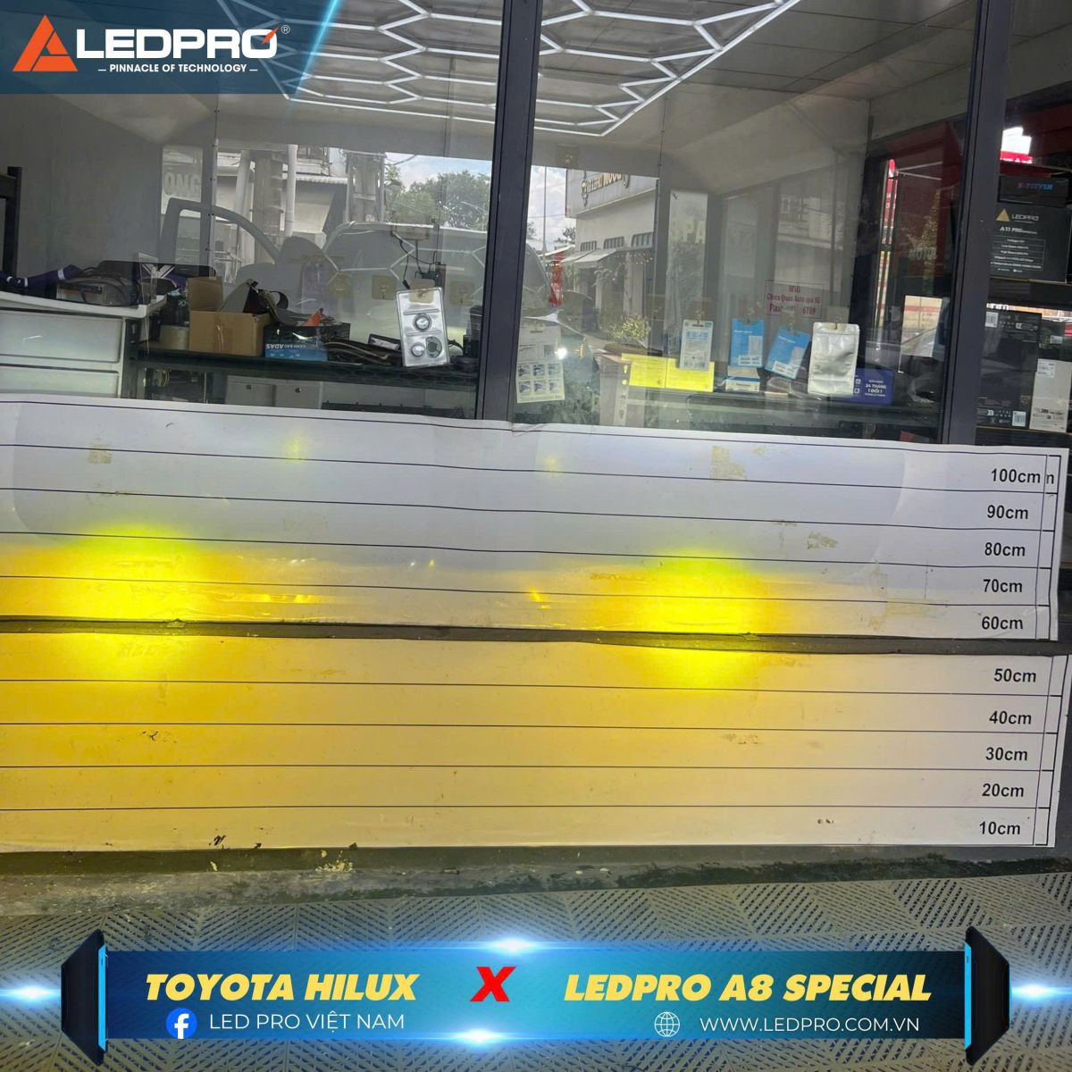 Khi bật đèn ở chế độ Pha, Ledpro A8 Special có 2 tâm ánh sáng vàng giúp nhận biết mặt đường rõ ràng hơn