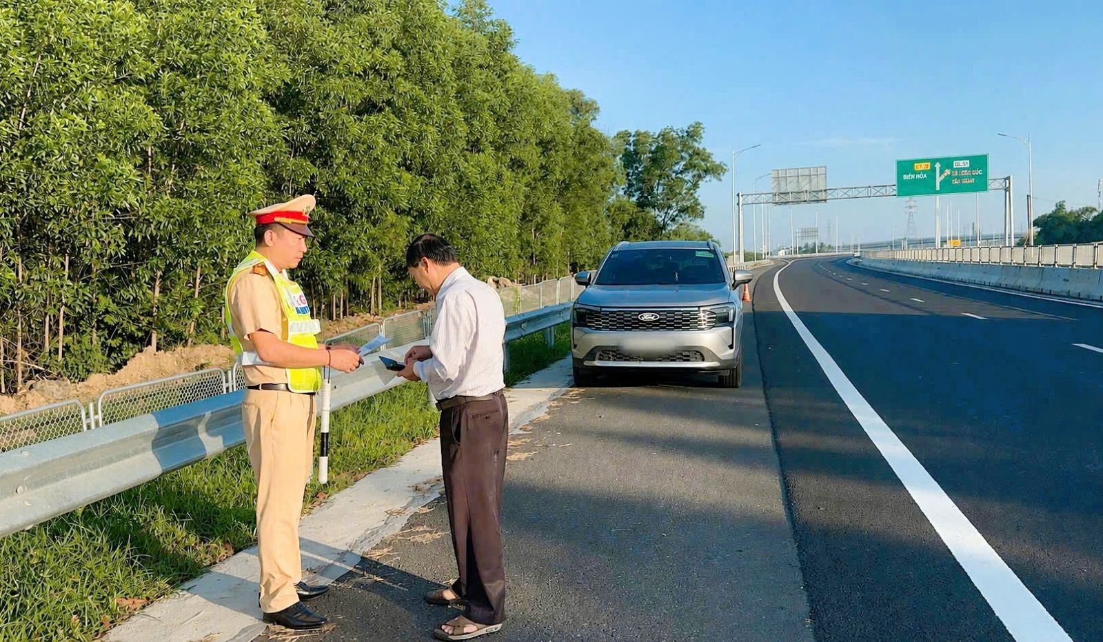 Mức phạt có thể dao động từ 800.000 -1.000.000 đồng nếu tài xế chạy dưới tốc độ tối thiểu