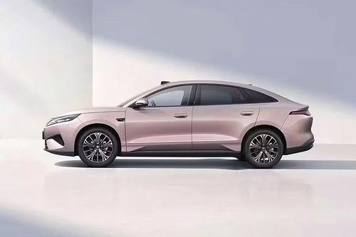 BYD Qin Max với thiết kế cạnh tranh với Toyota Camry. Ảnh: BYD