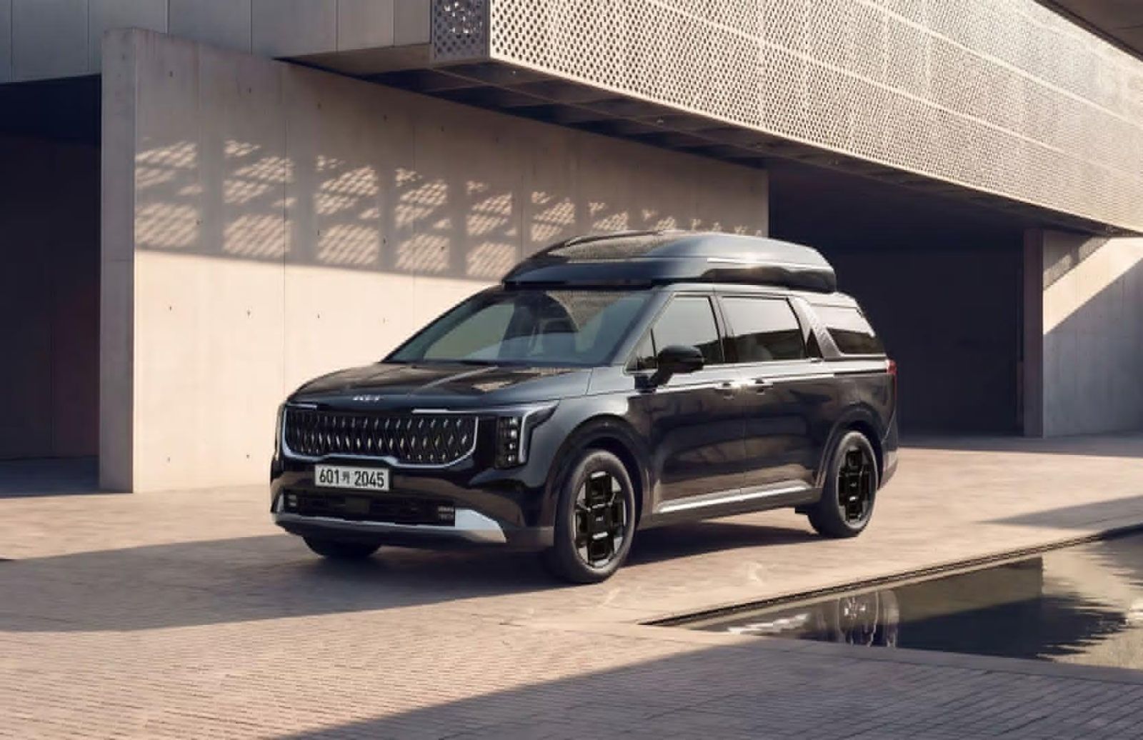 Kia Carnival phiên bản 9 chỗ trần cao. Ảnh: Kia