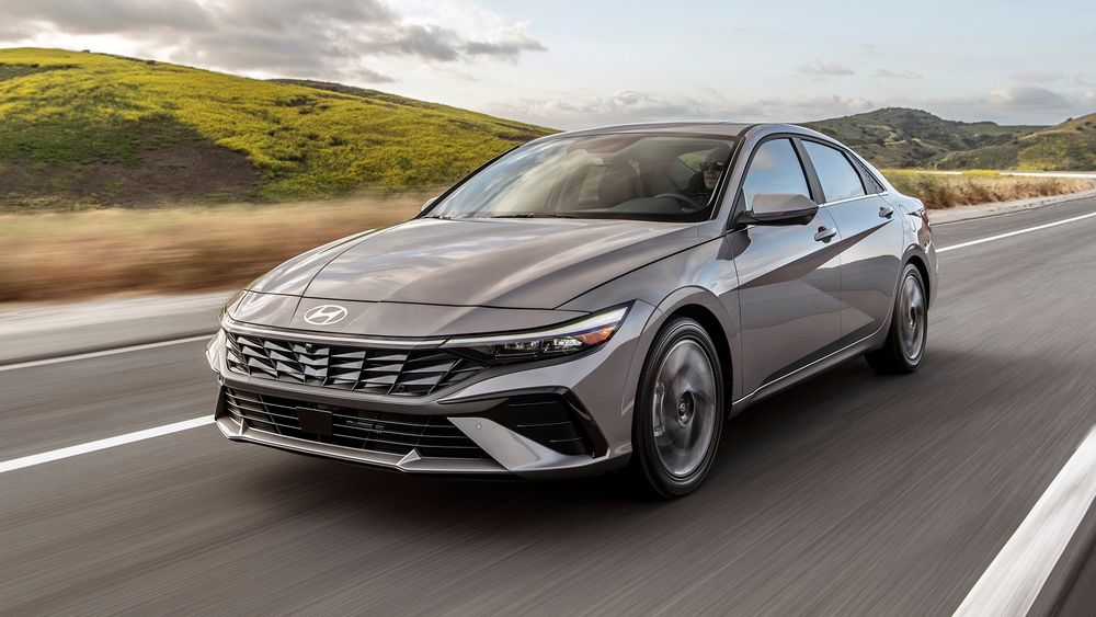 Hyundai Elantra Hybrid 2025. Ảnh: MotorTrend
