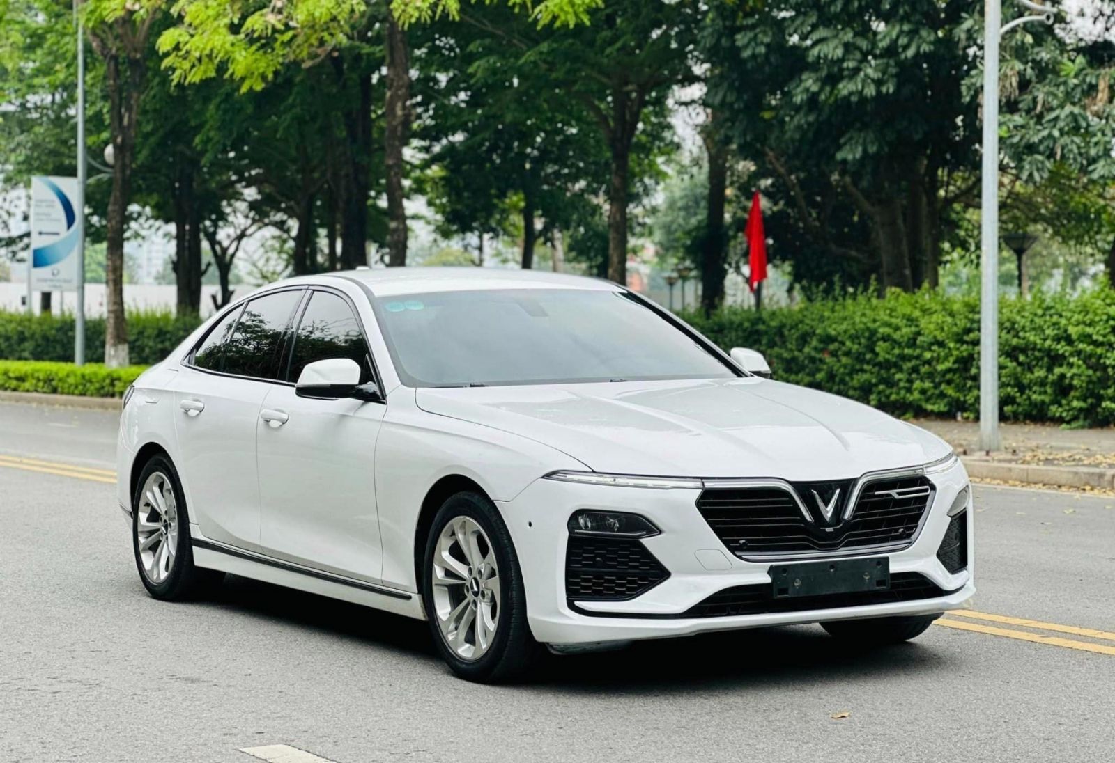 Lux A2.0 là một mẫu xe rất thành công nhưng buộc phải khai tử. Ảnh: Thethao247