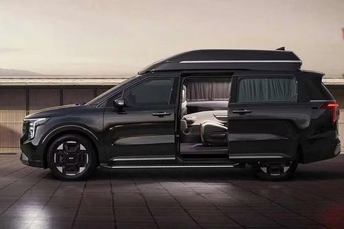 Kia Carnival High Roof vẫn được trang bị cửa lùa chỉnh điện. Ảnh: Kia
