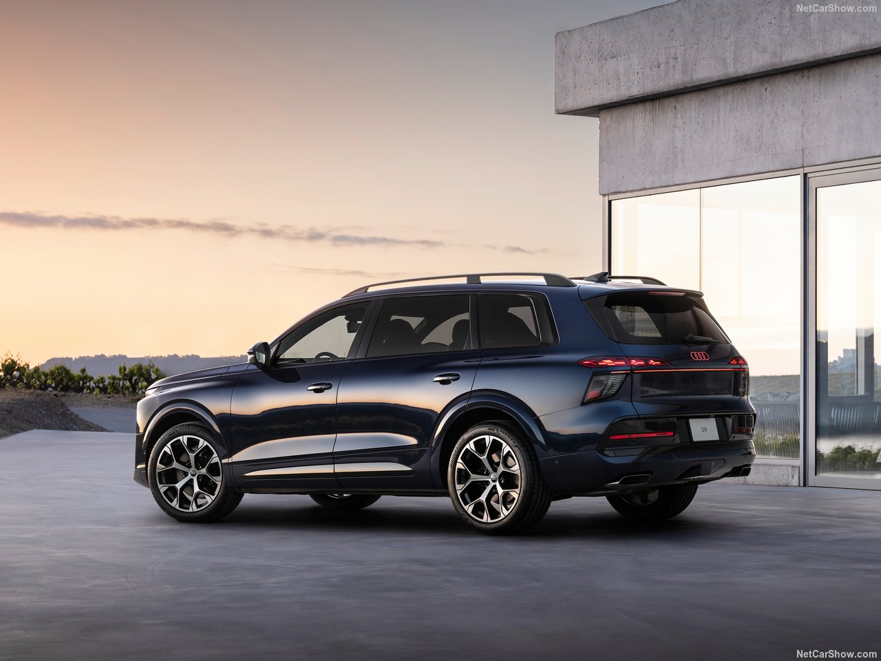 Phần thân xe nổi bật với các đường gân dập nổi. Ảnh: Audi