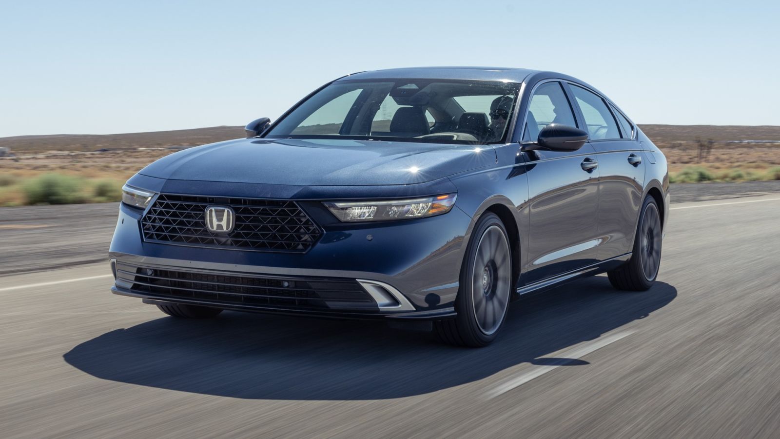 Toyota Camry Hybrid 2025. Ảnh: MotorTrend