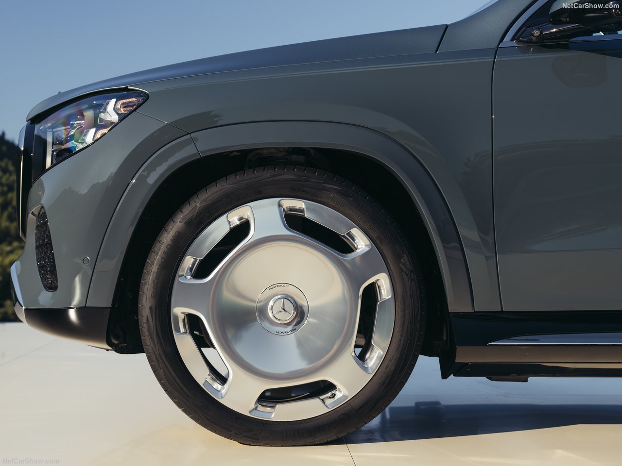 Bộ mâm kích thước lớn với thiết kế logo nổi bật. Ảnh: Mercedes