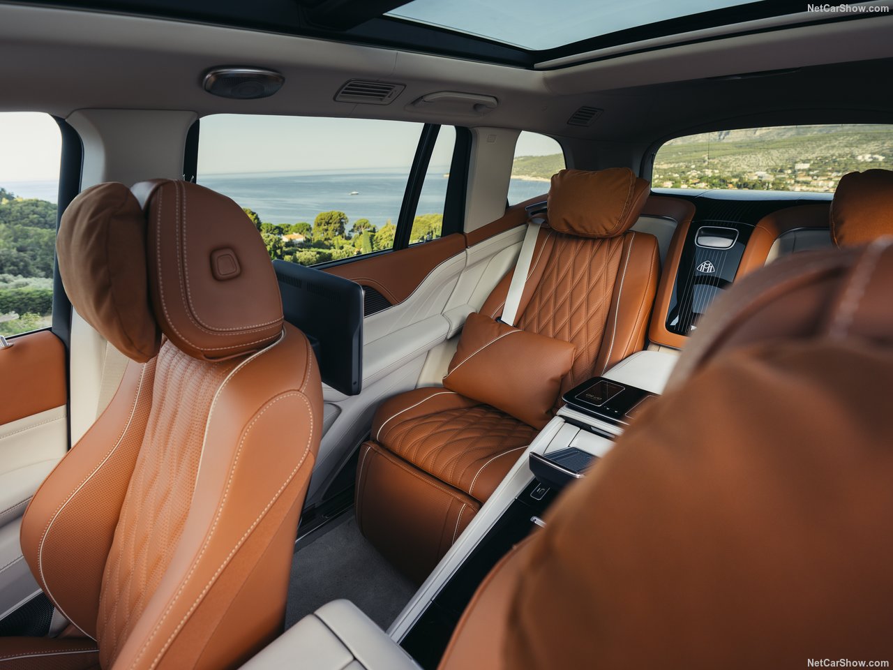 Khoang hành khách phía sau với nhiều tiện nghi cao cấp. Ảnh: Mercedes