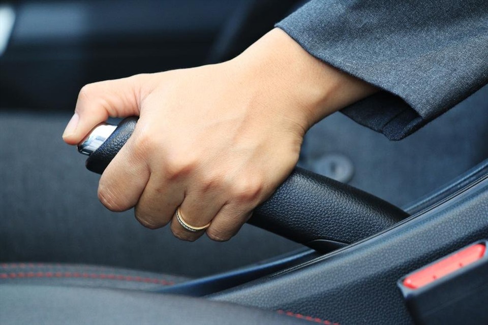 Đỗ xe trên dốc kéo phanh tay vẫn có thể bị phạt. Ảnh: Sưu tầm