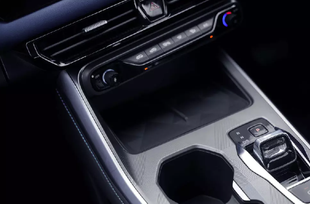 Xe được trang bị hộp sạc không dây. Ảnh: GAC