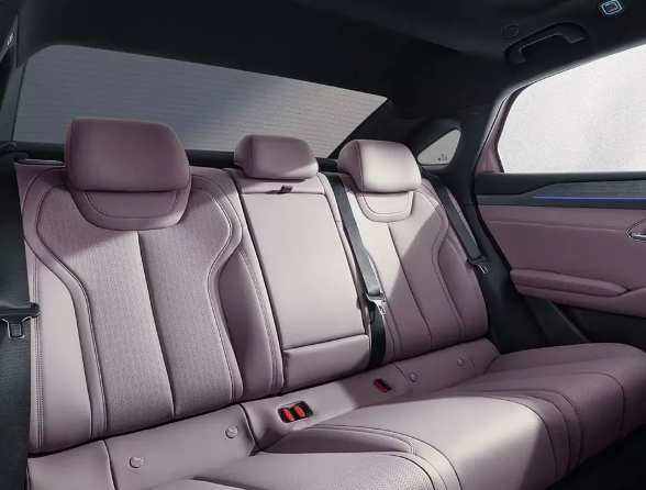 Hàng ghế sau trên BYD Qin Max. Ảnh: BYD