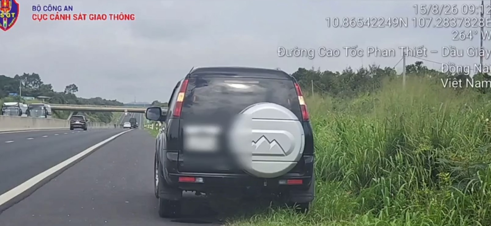 CSGT phát hiện một ô tô dừng trên cao tốc vì buồn ngủ. Ảnh: Cắt từ video Cục CSGT