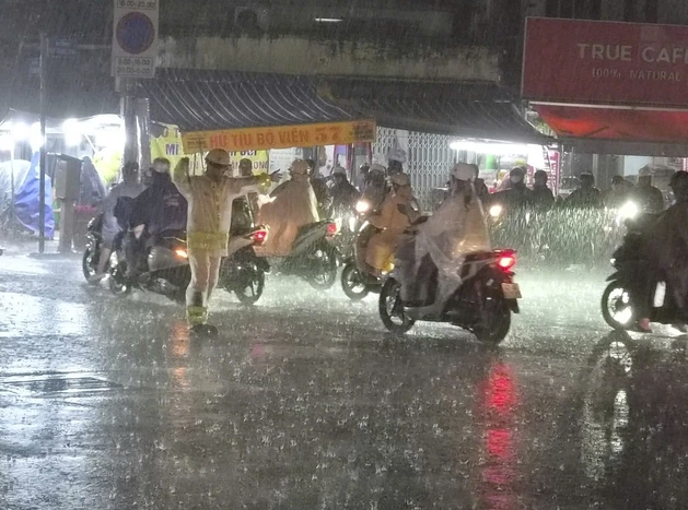 Mưa lớn khiến đèn giao thông mất điện ở giao lộ Nơ Trang Long - Lê Quang Định. Ảnh: Báo Thanh Niên (PC08)