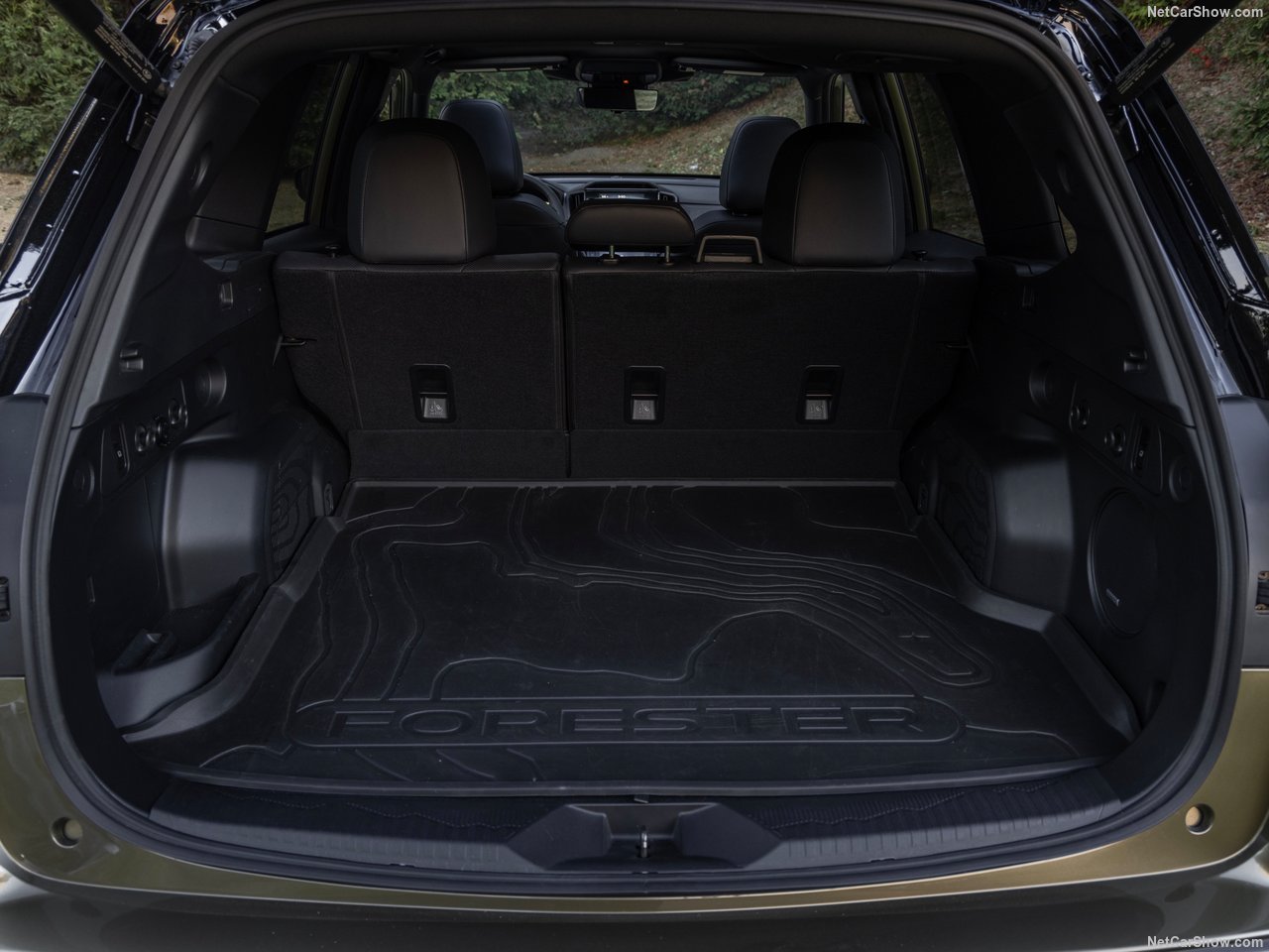 Hàng ghế sau rộng rãi cùng với khoang hành lý lớn. Ảnh: Subaru