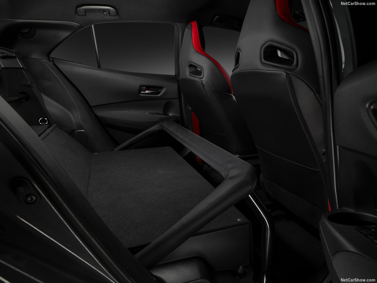 Để giảm khối lượng cho xe phần ghế phía sáu đã bị loại bỏ. Ảnh: Toyota