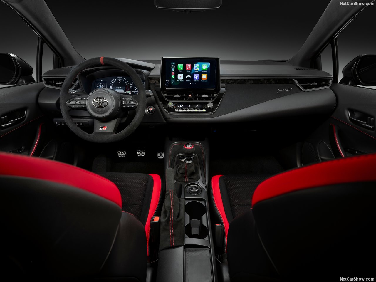 Toyota GRMN Corolla vẫn sử dụng màn hình trung tâm giải trí 8 inch. Ảnh: Toyota