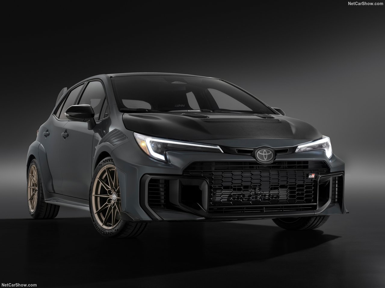 Ngoại hình được tối ưu cho khí động học So với GR Corolla tiêu chuẩn, Toyota GRMN Corolla có nhiều thay đổi nhằm tăng hiệu quả vận hành ở tốc độ cao. Xe được trang bị: Nắp ca-pô sợi carbon tích hợp khe thoát gió. Cánh gió sau có thể điều chỉnh nhiều cấp độ. Bộ chia gió phía trước và các chi tiết khí động học mới. Hốc hút gió lớn giúp tăng khả năng làm mát động cơ. Những nâng cấp này không chỉ mang tính thẩm mỹ mà còn giúp xe ổn định hơn khi vận hành trên đường đua.