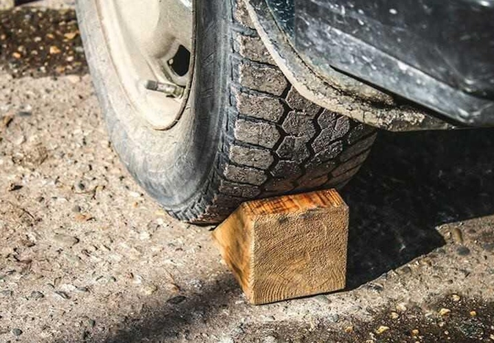 Khi đỗ xe trên đoạn đường dốc tài xế nên có biện pháp chèn bánh để không bị phạt. Ảnh: Sưu tầm