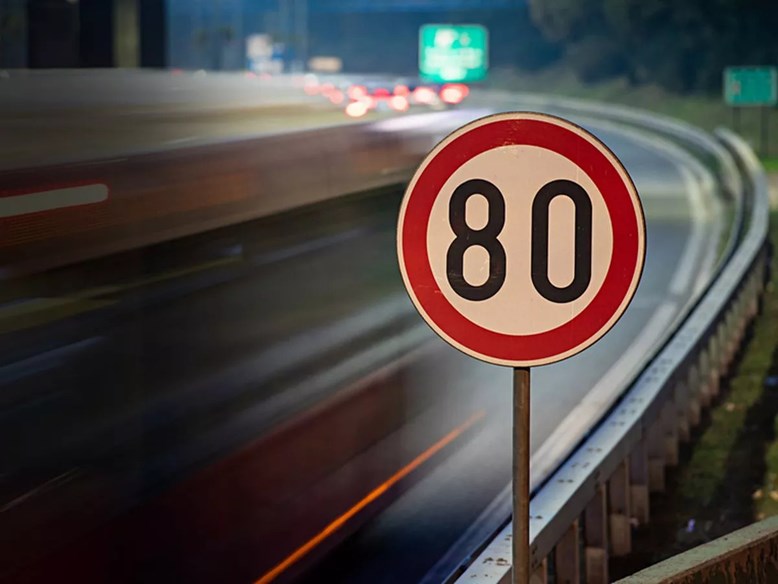 Đi đúng tốc độ cho phép. Ảnh: Toyota