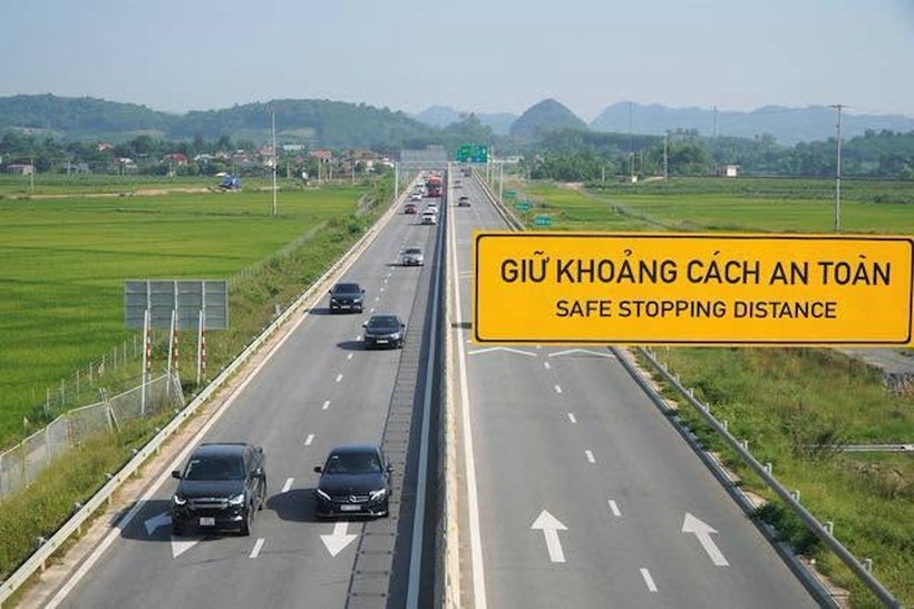 Đột ngột có xe khác chen ngang làm mất khoảng cách giữa hai xe. Ảnh: Cục CSGT