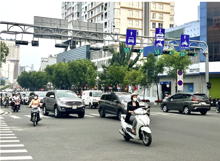 Nhiều người lo lắng việc mua xe xăng sẽ bị hạn chế. Ảnh: THY NHUNG