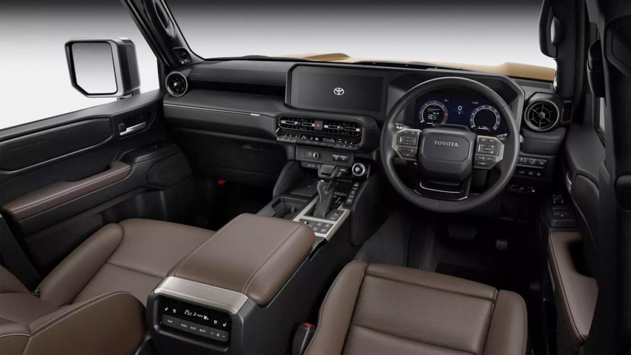Không gian nội thất Toyota Land Cruiser FJ sở hữu thiết kế quen thuộc vốn thừa hưởng khá nhiều từ Toyota Land Cruiser  Ảnh: Toyota